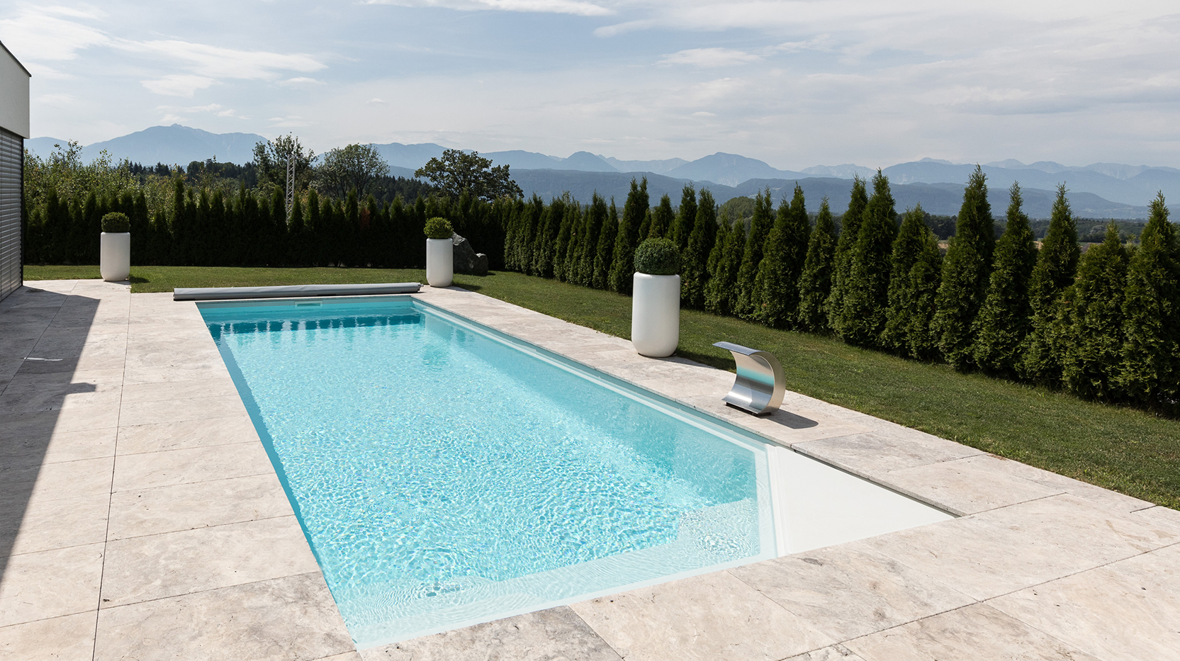 Pool Avalos mit klarem Stufenkonzept, viel Platz im Schwimmbecken und gerader Linienführung.